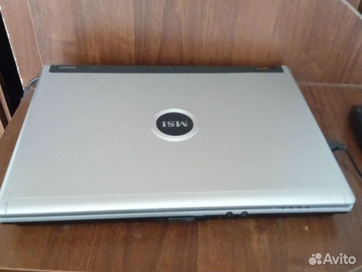 Ноутбук бу рабочие работают через кабели