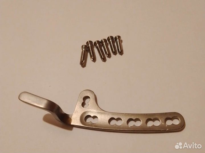 Пластина крючковидная правая