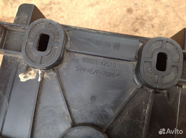 Подлокотник Rav 4 58823-42010 C 2013-года