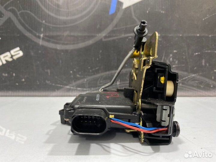 Замок двери передний левый Audi A6 C5 APR 2000