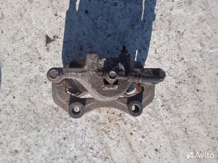 Суппорт тормозной передний правый Nissan Cefiro