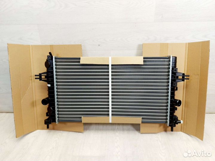 Радиатор охлаждения Opel Astra H. 2004-2014