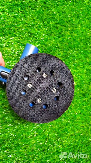 Эксцентриковая шлифмашинка в рабочем состоянии