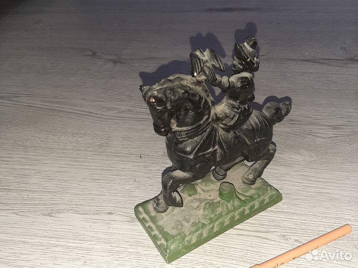 Оловянный всадник с ястребом. На коне