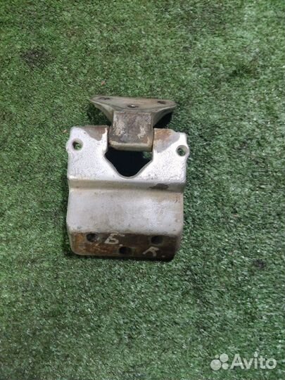 Петля двери Mercedes Benz vito 638