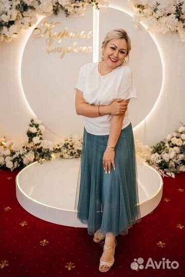 Ведущий мероприятий и диджей с оборудованием