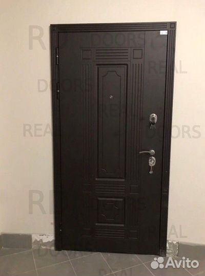 Металлическая входная дверь новая с зеркалом