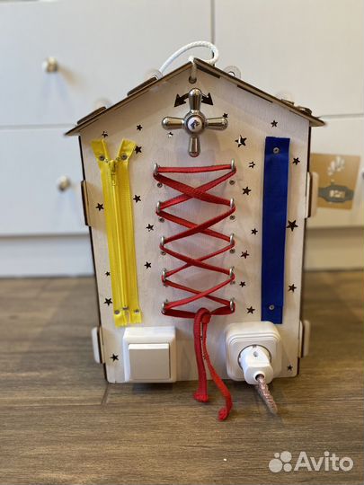 Бизиборд домик монтессори