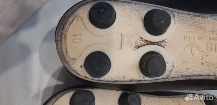 Футбольные бутсы adidas