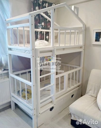 Двухъярусная кровать домик с безопасной лестницей