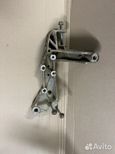 Кронштейн подрамника правый VAG