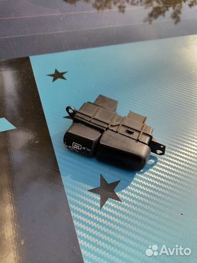 Кнопки обогрева заднего стекла и стекдоподьемника