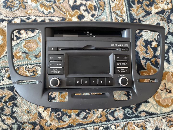 Продам родную магнитолу с рамкой для kia rio 2 JB