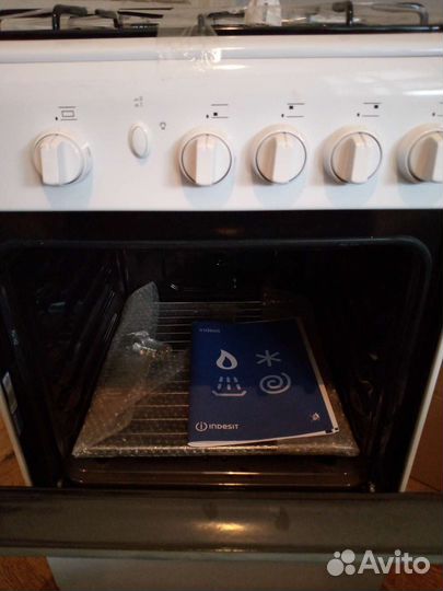 Газовая плита новая Indesit с электроподжигом