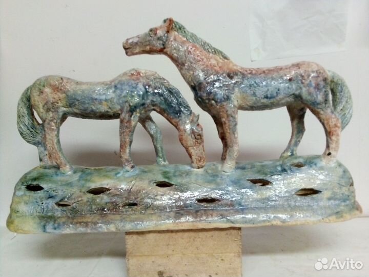 Скульптура кони У воды