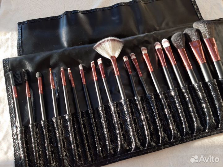 Набор кистей для макияжа 18 шт в чехле