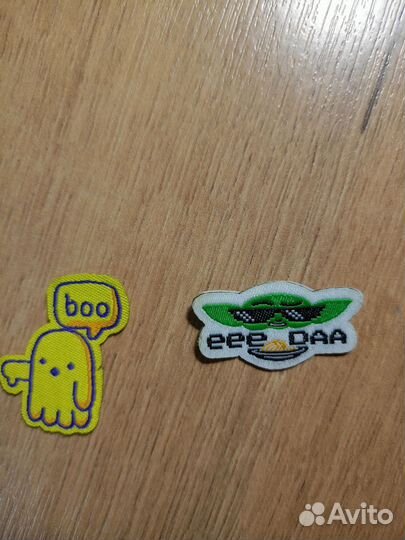 Продам значки по 30рублей каждый и нашивки по 20