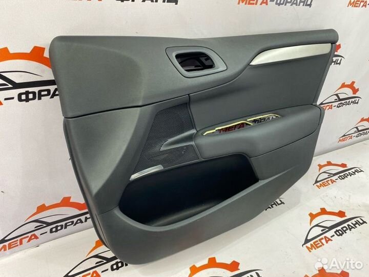 Обшивка боковой двери передняя правая Citroen С4