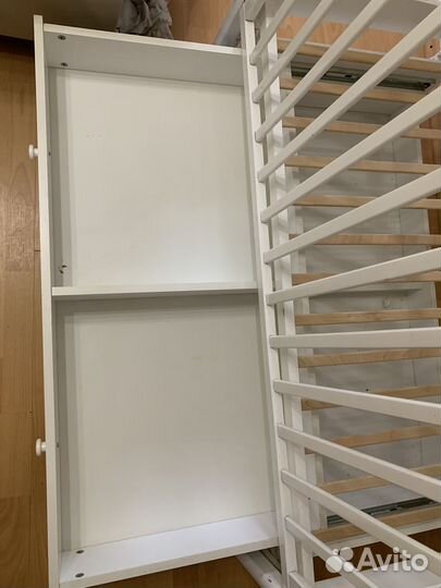 Детская кроватка с маятником и ящиком