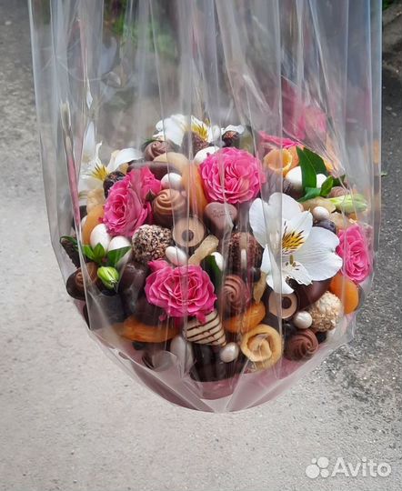 Сладкий шоколадный букет с цветами