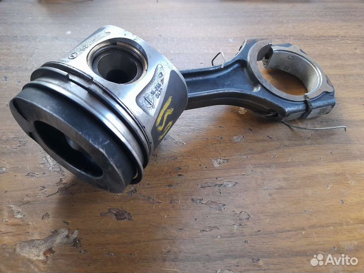 Поршень с шатуном Mercedes OM651