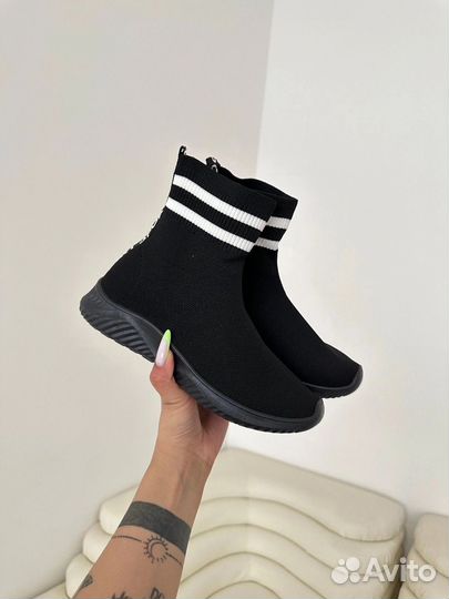 Кроссовки женские