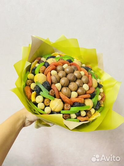 Букет из орехов и сухофруктов