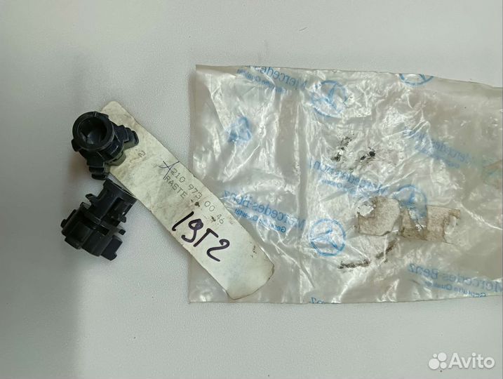 Фиксатор заднего подлокотника Mercedes Benz W210