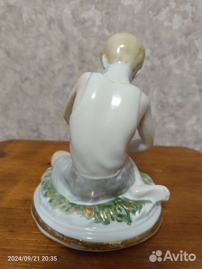 Статуэтка фарфор СССР, мальчик с мячом