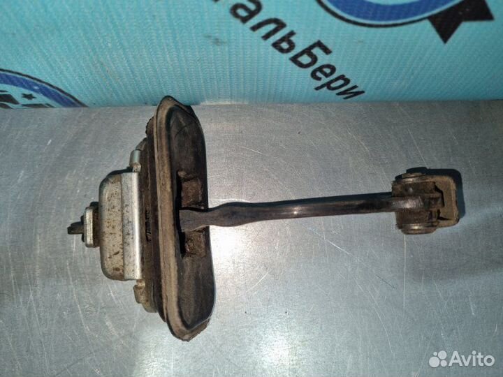 Ограничитель двери задний правый Nissan Qashqai