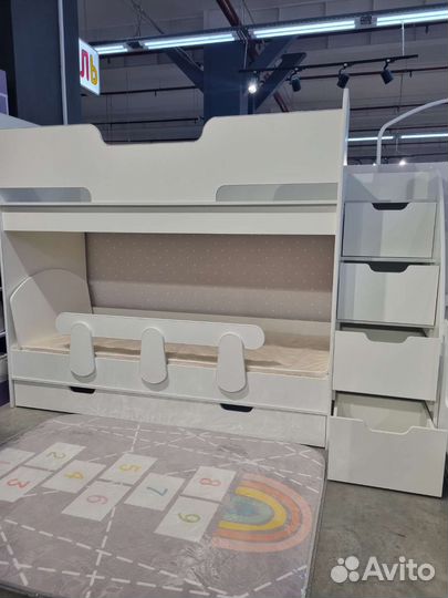 Двухъярусная кровать с лестницей комодом