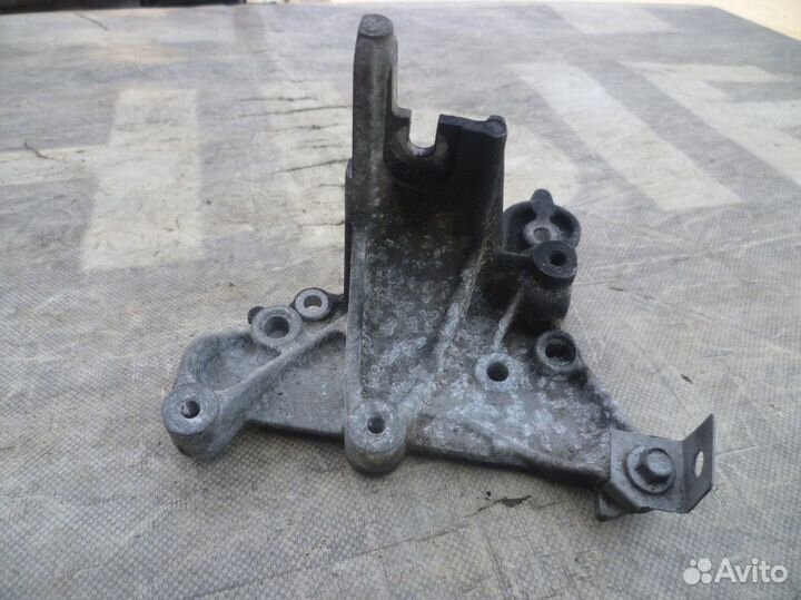 Форд Куга Кронштейн двигателя