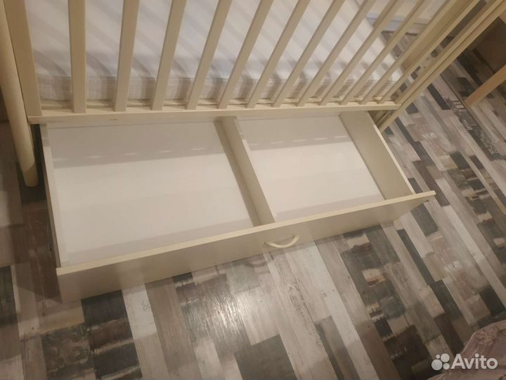 Детская кроватка с продольным маятником