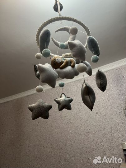 Игрушка на кровать светящаа