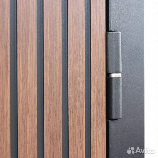 Дверь входная коричневая металлическая