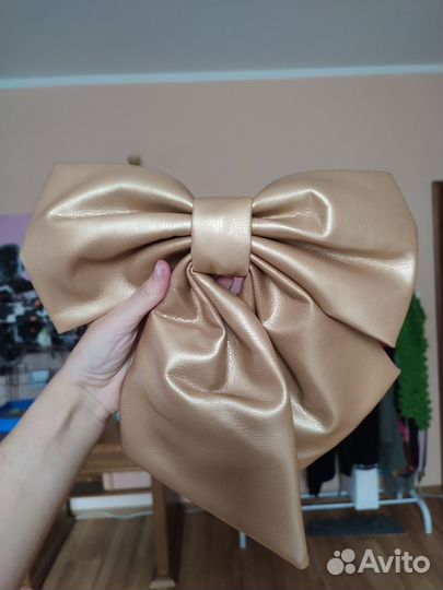 Золотистые банты из экокожи для интерьера