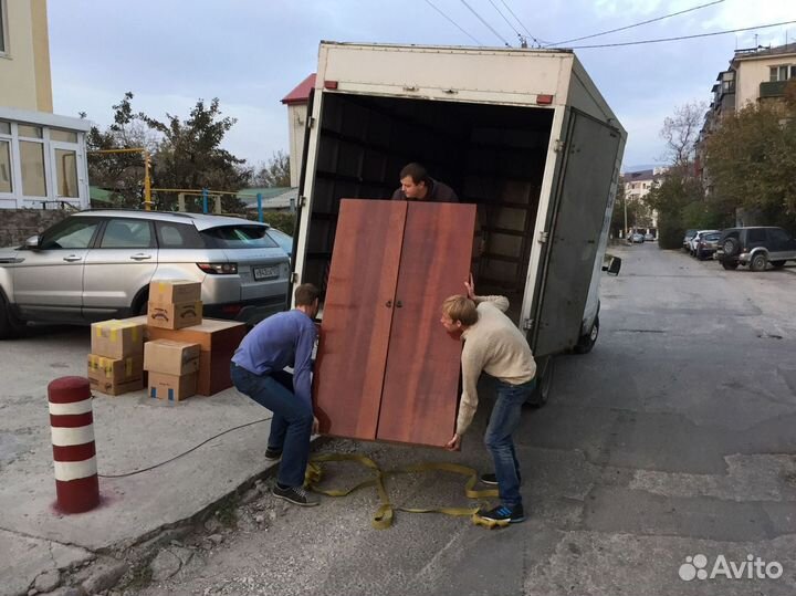 Грузчики. Бригада грузчиков. Рабочие руки