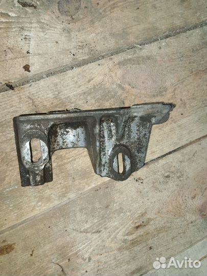 Кронштейн крепления двигателя Seat Alhambra 1999г