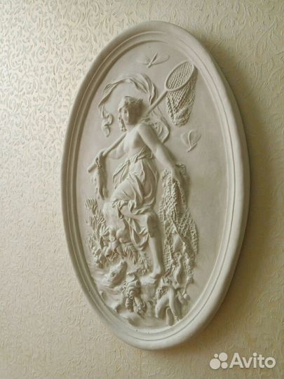 Барельеф Рыбачка