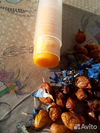 Натуральный бальзам для губ в тубе