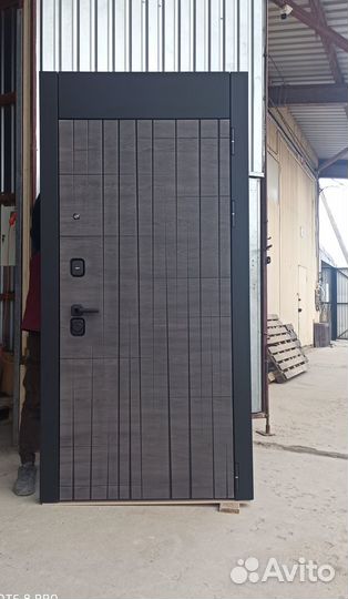 Входная дверь Интел черная с фрамугой в квартиру