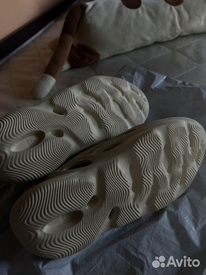 Тапочки adidas yeezy