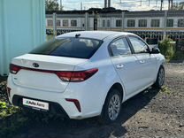 Kia Rio 1.4 MT, 2019, битый, 158 000 км, с про�бегом, цена 550 000 руб.