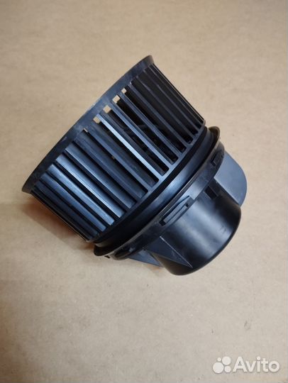 Моторчик (печки) отопителя Ford Focus 3
