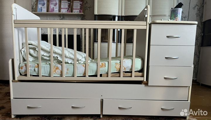 Детская кроватка и комод