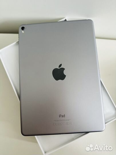 iPad Pro 9,7' 32 GB с родным чехлом-клавиатурой