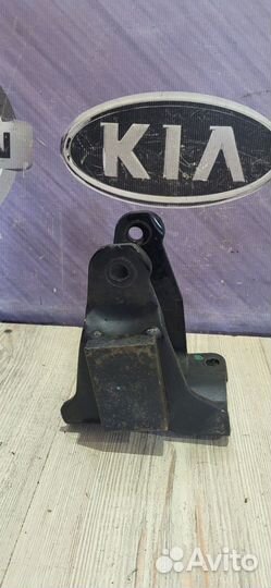 Кронштейн опора крепления кпп коробки передач Kia