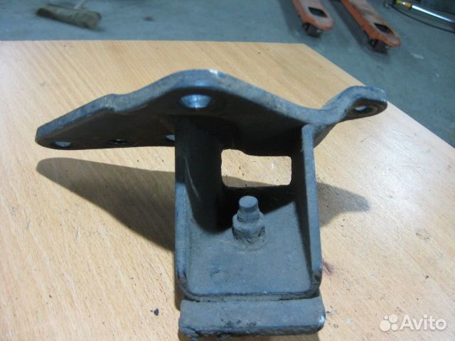 Кронштейн двигателя правый Mitsubishi Pajero (1990