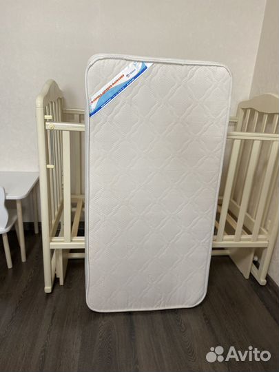 Кроватка с маятником