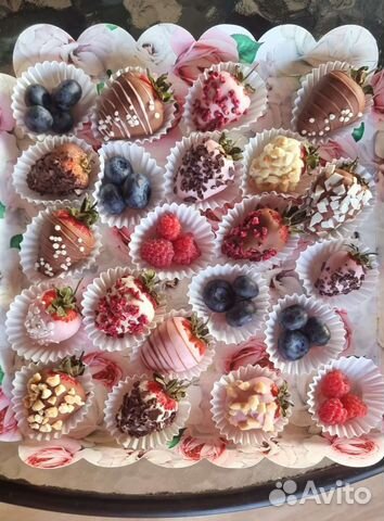 Коробочка клубники в шоколаде + голубика + малина